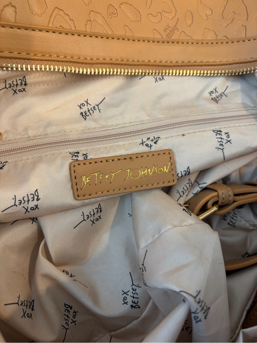 Betsey Johnson Tan Hearts Travel Weekender Duffel- like new - Picture 2 of 13